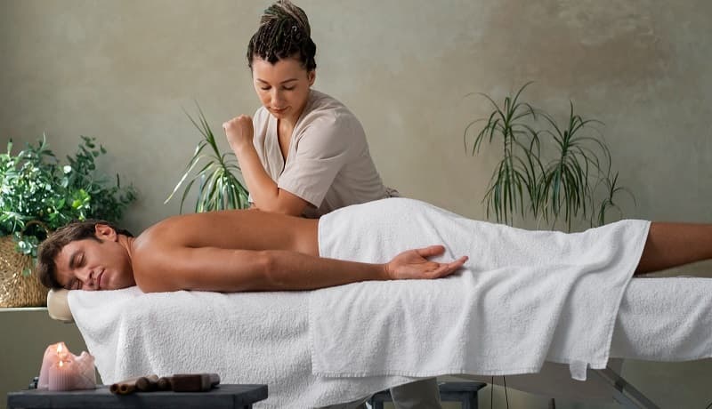 Aydınlık spa odasında masaj seansı