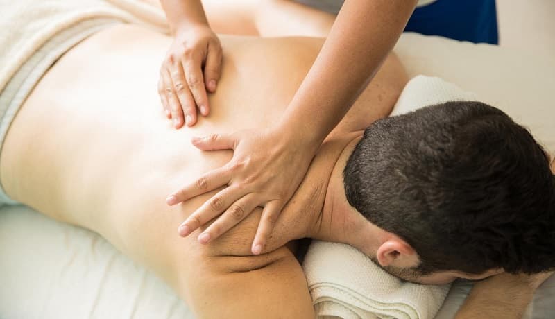 Thai masajı, sırt esnetme uygulaması